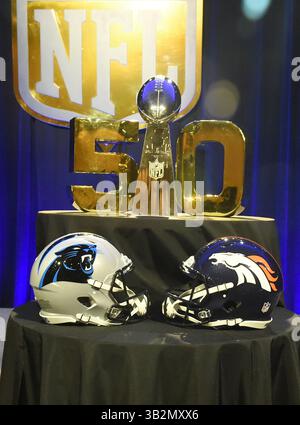 Venerdì 5 febbraio 2016: I caschi dei Carolina Panthers e dei Denver Broncos, così come il Trofeo Lombardi, sono esposti al Moscone Center di San Francisco, California, durante le celebrazioni di apertura della settimana della National Football League per il Super Bowl 50 tra i Carolina Panthers e i Denver Broncos. Eric Canha/CSM(immagine di credito: © Eric Canha/CSM tramite filo ZUMA) Foto Stock