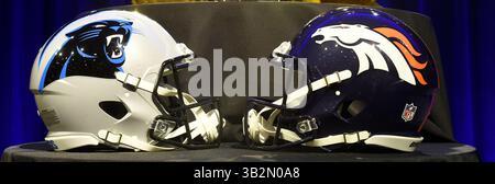 Venerdì 5 febbraio 2016: I caschi dei Carolina Panthers e dei Denver Broncos vengono messi in mostra al Moscone Center di San Francisco, in California, durante le celebrazioni di apertura del Super Bowl 50 della National Football League per una settimana tra i Carolina Panthers e i Denver Broncos. Eric Canha/CSM(immagine di credito: © Eric Canha/CSM tramite filo ZUMA) Foto Stock