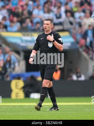 Londra, Regno Unito. 27 aprile 2025. Londra, Inghilterra - aprile 27: Arbitro Michael Oliver durante la partita della semifinale di fa Cup 2024/25 tra Nottingham Forest FC e Manchester City FC al Wembley Stadium il 27 aprile 2025 a Londra, Inghilterra. (Paul Bonser/SPP) credito: SPP Sport Press Photo. /Alamy Live News Foto Stock