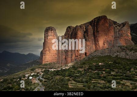 Città di Riglos a Los Mallos rocce in Sierra de la Peña Aragona Spagna Foto Stock