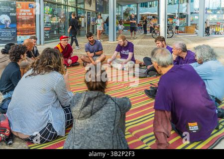 Haifa, Israele - 26 aprile 2025: Gruppo in piedi insieme si esibiscono prima di una marcia di protesta. Haifa, Israele Foto Stock
