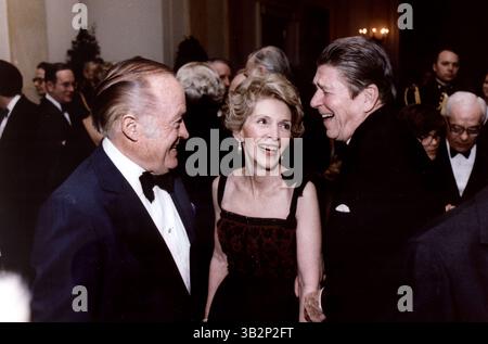 26 febbraio 1981, Los Angeles, California, Stati Uniti: Il comico BOB HOPE, la First Lady NANCY REAGAN e il presidente degli Stati Uniti RONALD REAGAN condividono una risata per il brindisi a cena della National Governor's Association. (Immagine di credito: © Michael A. W. Evans/ZUMAPRESS.com) Foto Stock