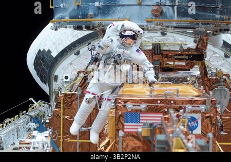 5 marzo 2002 - Houston, Texas, Stati Uniti d'America - l'astronauta della NASA James Newman si sposta nella stiva dello Space Shuttle Columbias mentre lavora alle riparazioni del telescopio spaziale Hubble in STS-109 attività stravehicular 5 marzo 2002 in Earth Orbit. (Immagine di credito: © NASA/Planet Pix via ZUMA Wire) Foto Stock