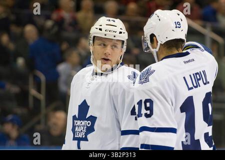 15 novembre 2015: Il difensore dei Toronto Maple Leafs Morgan Rielly (44) e l'ala destra dei Toronto Maple Leafs Joffrey Lupul (19) guardano durante la partita tra i New York Rangers e i Toronto Maple Leafs al Madison Square Garden di Manhattan, New York. Credito obbligatorio: Kostas Lymperopoulos/CSM (immagine di credito: © Kostas Lymperopoulos/CSM tramite filo ZUMA) Foto Stock