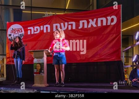 Haifa, Israele - 26 aprile 2025: Leader di protesta Rotem Perelman - Farhi e cantante Michal Golan, manifestazione di protesta che chiede la fine della guerra, completamento del Th Foto Stock
