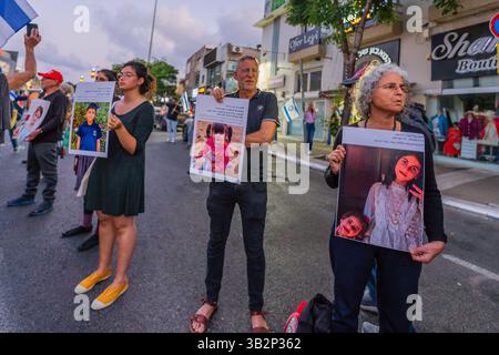 Haifa, Israele - 26 aprile 2025: Persone che protestano per i bambini uccisi a Gaza, durante la manifestazione di protesta ad Haifa, Israele Foto Stock