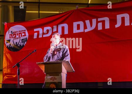 Haifa, Israele - 26 aprile 2025: Il Prof. Avinoam Shiran parla alla folla, parte di una manifestazione di protesta che chiede la fine della guerra, il completamento dell'ostaggio Foto Stock