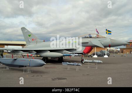 Un Eurofighter Typhoon FGR.4 in esposizione statica al RIAT con una serie di armi Foto Stock