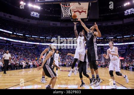 20 novembre 2015: La guardia dei New Orleans Pelicans Jrue Holiday (11) lancia un lancio durante una partita di basket NBA tra i New Orleans Pelicans e i San Antonio Spurs allo Smoothie King Center di New Orleans, LOUISIANA. Stephen Lew/CSM(immagine di credito: © Stephen Lew/CSM via ZUMA Wire) Foto Stock