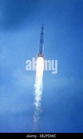 16 luglio 1969 - Cape Canaveral, Florida, Stati Uniti d'America - il veicolo di lancio Saturn V SA-506 con gli astronauti e le attrezzature dell'Apollo 11 a bordo, è raffigurato in volo dopo il decollo dal Launch Complex 39A al Kennedy Space Center di Cape Canaveral, Florida, mercoledì 16 luglio 1969. . Crediti: Ron Sachs / CNP (immagine di credito: © Ron Sachs/CNP tramite ZUMA Wire) Foto Stock