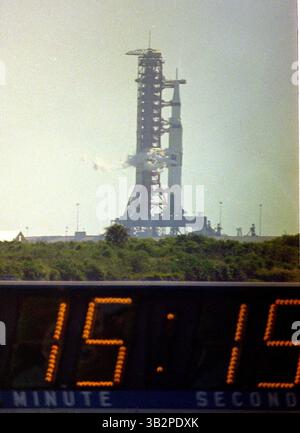 16 luglio 1969 - Cape Canaveral, Florida, Stati Uniti d'America - il veicolo di lancio Saturn V SA-506 con gli astronauti e le attrezzature dell'Apollo 11 a bordo, è raffigurato quindici minuti e quindici secondi prima del decollo dal complesso di lancio 39A al Kennedy Space Center di Cape Canaveral, Florida, mercoledì 16 luglio 1969. Lancerà la prima missione con equipaggio per atterrare sulla Luna. . Crediti: Ron Sachs / CNP (immagine di credito: © Ron Sachs/CNP tramite ZUMA Wire) Foto Stock