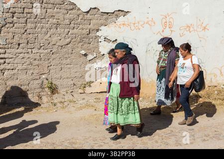 3 gennaio 2016 - Atotonilco, Guanajuato, Messico - i pellegrini indigeni camminano fino al Santuario di Atotonilco, importante santuario cattolico di Atotonilco, Messico. (Immagine di credito: © Richard Ellis via ZUMA Wire) Foto Stock