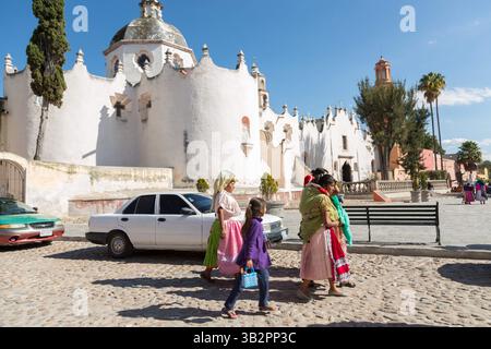 3 gennaio 2016 - Atotonilco, Guanajuato, Messico - i pellegrini indigeni camminano fino al Santuario di Atotonilco, importante santuario cattolico di Atotonilco, Messico. (Immagine di credito: © Richard Ellis via ZUMA Wire) Foto Stock
