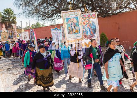 3 gennaio 2016 - Atotonilco, Guanajuato, Messico - i pellegrini indigeni tengono una processione presso il Santuario di Atotonilco, importante santuario cattolico di Atotonilco, Messico. (Immagine di credito: © Richard Ellis via ZUMA Wire) Foto Stock