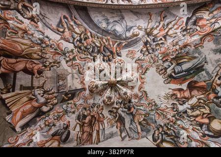 3 gennaio 2016 - Atotonilco, Guanajuato, Messico - all'interno del Santuario di Atotonilco con murales barocchi folcloristici messicani dipinti sul soffitto e sulle pareti di Atotonilco, Messico. I dipinti sono stati realizzati da Antonio Martinez de Pocasangre e Jose Maria Barajas per un periodo di trent'anni ed è conosciuta come la Cappella Sistina del Messico. (Immagine di credito: © Richard Ellis via ZUMA Wire) Foto Stock