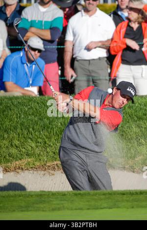 28 gennaio 2016: Phil Mickelson esce dal bunker lungo il lato destro del 18° green del South Course durante il primo round del Farmers Insurance Open al Torrey Pines Golf Course di San Diego, California. Justin Cooper/CSM(immagine di credito: © Justin Cooper/CSM via ZUMA Wire) Foto Stock
