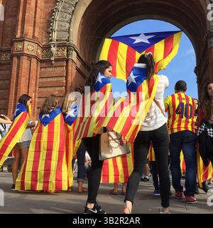 11 settembre 2015 - Barcellona, Spagna - le persone posano di fronte a una gigantesca bandiera catalana all'Arco di Trionfo di Barcellona. Barcellona era un mare di rosso e giallo mentre folle che portavano bandiere separatiste marciavano in città per celebrare la giornata nazionale catalana. Gli organizzatori speravano di attirare almeno 500.000 persone per una manifestazione pro-indipendenza usando lo slogan ''cominciamo a costruire un nuovo paese. (Immagine di credito: © Ruaridh Stewart via ZUMA Wire) Foto Stock