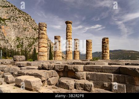 Der Apollotempel, Archäologische Stätte von Delphi, Weltkulturerbe der UNESCO a Delfi, Griechenland | il Tempio οf Apollo, Delfi Archeologico Foto Stock