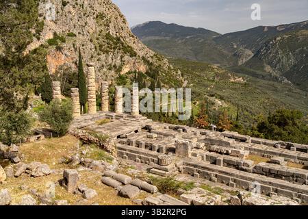 Der Apollotempel, Archäologische Stätte von Delphi, Weltkulturerbe der UNESCO a Delfi, Griechenland | il Tempio οf Apollo, Delfi Archeologico Foto Stock