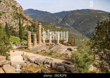 Der Apollotempel, Archäologische Stätte von Delphi, Weltkulturerbe der UNESCO a Delfi, Griechenland | il Tempio οf Apollo, Delfi Archeologico Foto Stock