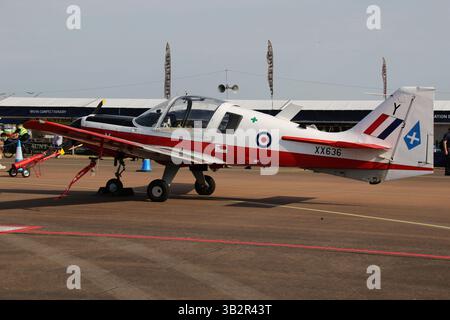 G-CBFP, un Bulldog T.1 della Scottish Aviation gestito dal Shacklewell Bulldog Group, in esposizione statica al Royal International Air Tattoo 2022 (RIAT 22) tenutosi alla RAF Fairford nel Gloucestershire, Inghilterra. L'aeromobile indossa i suoi colori ex Royal Air Force (RAF), comprese le insegne del Northumbrian Universities Air Squadron in cui ha servito, Foto Stock
