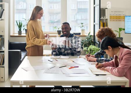 Studio di lingue straniere in un ambiente scolastico moderno Foto Stock