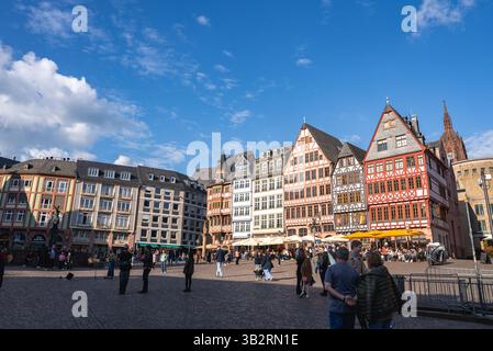 Piazza Romerberg e guglia della Cattedrale di Francoforte a Francoforte, Germania Foto Stock