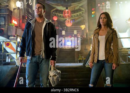 DATA DI USCITA: 3 giugno 2016TITLE: Teenage Mutant Ninja Turtles: Out of the Shadows STUDIO: Paramount Pictures DIRECTOR: Dave Green TRAMA: The Turtles Return to Save the City from a Dangerous Threat in FOTO: STEPHEN AMELL nel ruolo di Casey Jones e MEGAN FOX nel ruolo di April o'Neil (Credit: © Paramount Pictures/Entertainment Pictures/ZUMAPRESS.com) Foto Stock