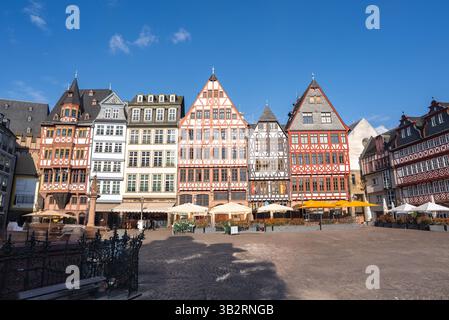 Piazza Romerberg con edifici in legno a Francoforte, Germania Foto Stock