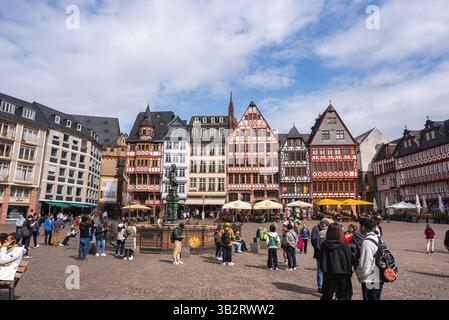 Piazza Romerberg con edifici in legno a Francoforte, Germania Foto Stock