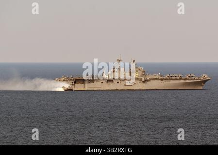 11 aprile 2014 - Mare della Cina orientale, Stati Uniti d'America - Un velivolo da sbarco della US Navy parte dalla nave d'assalto anfibio USS Bonhomme Richard durante le operazioni dell'11 aprile 2014 nel Mare della Cina orientale (immagine di credito: © Mcs2 Michael Achterling/Planet Pix via ZUMA Wire) Foto Stock