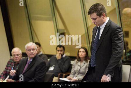18 dicembre 2015 - Chicago, Illinois, U. S - l'agente di polizia di Chicago Jason Van Dyke arriva per un'udienza al Leighton Criminal Court Building di Chicago venerdì 18 dicembre 2015. È stata la prima apparizione di Van DykeÃÂ­s in tribunale da quando un Grand jury lo ha incriminato mercoledì 16 dicembre. Affronta sei capi d'accusa per omicidio di primo grado e uno per cattiva condotta ufficiale nella sparatoria del 2014 del diciassettenne Laquan McDonald. (Immagine di credito: © Prensa Internacional via cavo ZUMA) Foto Stock