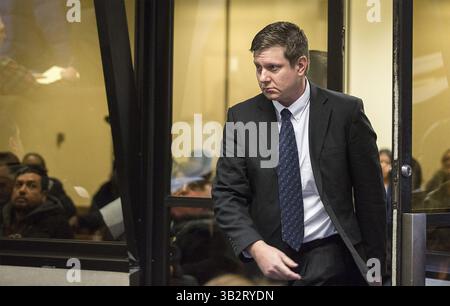 18 dicembre 2015 - Chicago, Illinois, U. S - l'agente di polizia di Chicago Jason Van Dyke arriva per un'udienza presso il tribunale penale di Leighton a Chicago venerdì 18 dicembre 2015. È stata la prima apparizione di Van DykeÃÂ­s in tribunale da quando un Grand jury lo ha incriminato mercoledì 16 dicembre. Affronta sei capi d'accusa per omicidio di primo grado e uno per cattiva condotta ufficiale nella sparatoria del 2014 del diciassettenne Laquan McDonald. (Immagine di credito: © Prensa Internacional via cavo ZUMA) Foto Stock