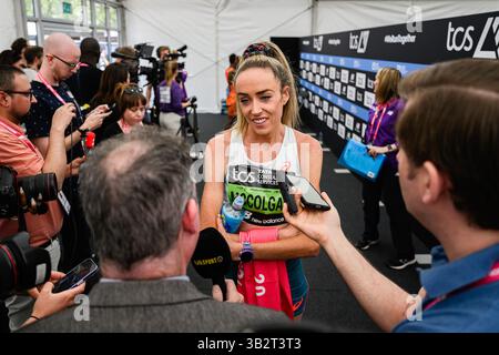 LONDRA, REGNO UNITO. 27 aprile 25. Eilish McColgan (GBR), vincitrice della UK Athletics Marathon Champion, è stata intervistata dai media dopo la gara durante la TCS London Marathon 2025 al Mall di domenica 27 aprile 2025 a LONDRA, REGNO UNITO. Crediti: Taka G Wu/Alamy Live News Foto Stock