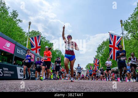LONDRA, REGNO UNITO. 27 aprile 25. Lina Blum festeggia il completamento dell'intera gara nelle 04:05:08 durante la TCS London Marathon 2025 al The Mall di domenica 27 aprile 2025 a LONDRA, REGNO UNITO. Crediti: Taka G Wu/Alamy Live News Foto Stock