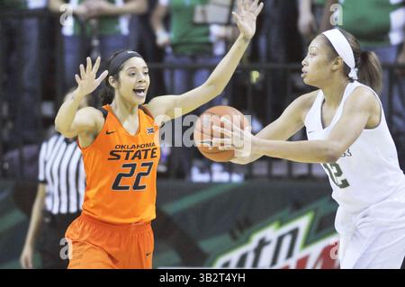 17 febbraio 2016 - Waco, Texas, U. S - la guardia dello stato dell'Oklahoma BRITTNEY MARTIN (22) difende la guardia del Baylor ALEXIS PRINCE (12) durante il primo tempo di una partita di basket femminile del college NCAA al Ferrell Center di mercoledì 17 febbraio 2016. Baylor ha vinto 66-41. (Immagine di credito: © Austin McAfee via ZUMA Wire) Foto Stock