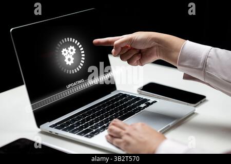 Donna d'affari che utilizza un notebook toccando l'icona della barra di caricamento dell'aggiornamento sullo schermo. Innovazione tecnologica su uno schermo virtuale. Concetto di Foto Stock