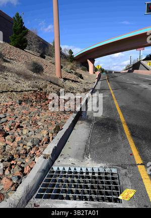 29 novembre 2015 - Albuquerque, NUOVO MESSICO, Stati Uniti - 112915.A targa NM e macchia d'olio all'incrocio tra i 25 North Frontage Road e i 40 West Frontage Road dopo un incidente notturno DWI ha ucciso 3 persone . Fotografata domenica 29 novembre 2015. /Adolphe Pierre-Louis/Journal. (Immagine di credito: © Adolphe Pierre-Louis/Albuquerque Journal via ZUMA Wire) Foto Stock