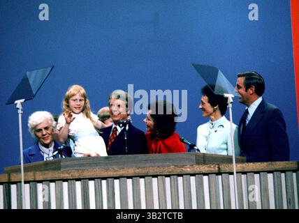 15 luglio 1976 - New York, New York, Stati Uniti d'America - Governatore Jimmy Carter (Democratico della Georgia), candidato del Partito Democratico 1976 alla presidenza degli Stati Uniti, dopo il suo discorso di accettazione alla Convenzione Democratica del 1976 al Madison Square Garden, New York, il 15 luglio 1976. Da sinistra a destra: Miss Lillian Carter, madre di Jimmy Carter; Amy Carter, figlia; Gov. Carter; moglie Rosalynn Carter; senatore degli Stati Uniti Walter Mondale (Democratico del Minnesota), candidato del Partito Democratico del 1976 per Vice Presidente degli Stati Uniti; e moglie di Mondale, Joan Mondale..credito: Arnie Sachs Foto Stock