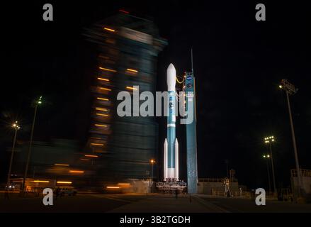 29 gennaio 2015 - Vandenberg Afb, California, Stati Uniti d'America - il razzo Delta II della United Launch Alliance con l'osservatorio passivo attivo Soil Moisture a bordo è pronto per il lancio presso lo Space Launch Complex il 2 gennaio 29, 2015 presso la Vandenberg Air Force base, California. Il decollo è stato ridotto a causa dei forti venti ed è stato riprogrammato per il 30 gennaio. (Immagine di credito: © Bill Ingalls/Planet Pix via ZUMA Wire) Foto Stock