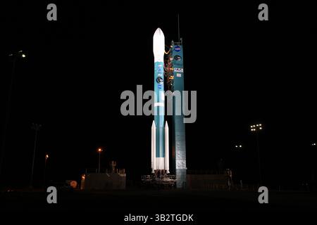 29 gennaio 2015 - Vandenberg Afb, California, Stati Uniti d'America - il razzo Delta II della United Launch Alliance con l'osservatorio passivo attivo Soil Moisture a bordo è pronto per il lancio presso lo Space Launch Complex il 2 gennaio 29, 2015 presso la Vandenberg Air Force base, California. Il decollo è stato ridotto a causa dei forti venti ed è stato riprogrammato per il 30 gennaio. (Immagine di credito: © Bill Ingalls/Planet Pix via ZUMA Wire) Foto Stock