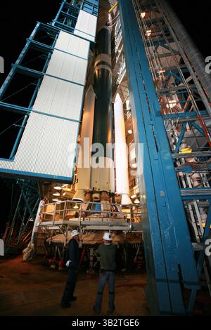 29 gennaio 2015 - Vandenberg Afb, California, Stati Uniti d'America - i lavoratori rimuovono il gantry dal razzo Delta II della United Launch Alliance con l'osservatorio passivo attivo Soil Moisture a bordo è pronto per il lancio allo Space Launch Complex il 2 gennaio 29, 2015 presso la Vandenberg Air Force base, California. Il decollo è stato ridotto a causa dei forti venti ed è stato riprogrammato per il 30 gennaio. (Immagine di credito: © Kim Shiflett/Planet Pix tramite ZUMA Wire) Foto Stock