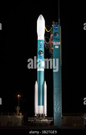 29 gennaio 2015 - Vandenberg Afb, California, Stati Uniti d'America - il razzo Delta II della United Launch Alliance con l'osservatorio passivo attivo Soil Moisture a bordo è pronto per il lancio presso lo Space Launch Complex il 2 gennaio 29, 2015 presso la Vandenberg Air Force base, California. Il decollo è stato ridotto a causa dei forti venti ed è stato riprogrammato per il 30 gennaio. (Immagine di credito: © Bill Ingalls/Planet Pix via ZUMA Wire) Foto Stock