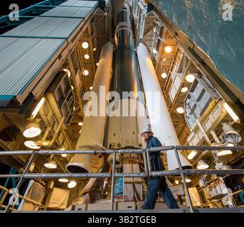 29 gennaio 2015 - Vandenberg Afb, California, Stati Uniti d'America - Un operaio prepara il gantry di lancio per essere ritirato dal razzo Delta II della United Launch Alliance con l'osservatorio passivo attivo Soil Moisture a bordo è pronto per il lancio allo Space Launch Complex il 2 gennaio 29, 2015 presso la Vandenberg Air Force base, California. Il decollo è stato ridotto a causa dei forti venti ed è stato riprogrammato per il 30 gennaio. (Immagine di credito: © Bill Ingalls/Planet Pix via ZUMA Wire) Foto Stock
