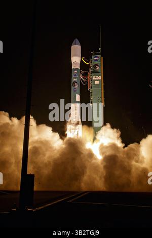 31 gennaio 2015 - Vandenberg Afb, California, Stati Uniti d'America - il razzo Delta II della United Launch Alliance con l'osservatorio passivo attivo Soil Moisture a bordo lancia la mattina presto allo Space Launch Complex 2 gennaio 31, 2015 presso la Vandenberg Air Force base, California. (Immagine di credito: © Bill Ingalls/Planet Pix via ZUMA Wire) Foto Stock