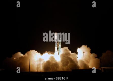 31 gennaio 2015 - Vandenberg Afb, California, Stati Uniti d'America - il razzo Delta II della United Launch Alliance con l'osservatorio passivo attivo Soil Moisture a bordo lancia la mattina presto allo Space Launch Complex 2 gennaio 31, 2015 presso la Vandenberg Air Force base, California. (Immagine di credito: © Kim Shiflett/Planet Pix tramite ZUMA Wire) Foto Stock
