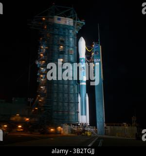31 gennaio 2015 - Vandenberg Afb, California, Stati Uniti d'America - il razzo Delta II della United Launch Alliance con l'osservatorio passivo attivo Soil Moisture a bordo è pronto per il lancio a tarda notte presso lo Space Launch Complex il 2 gennaio 30, 2015 presso la Vandenberg Air Force base, California. Il decollo è previsto per la mattina presto del 31 gennaio. (Immagine di credito: © Bill Ingalls/Planet Pix via ZUMA Wire) Foto Stock