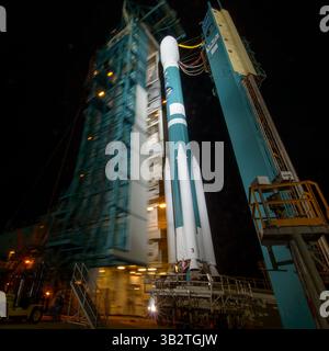 31 gennaio 2015 - Vandenberg Afb, California, Stati Uniti d'America - il razzo Delta II della United Launch Alliance con l'osservatorio passivo attivo Soil Moisture a bordo è pronto per il lancio a tarda notte presso lo Space Launch Complex il 2 gennaio 30, 2015 presso la Vandenberg Air Force base, California. Il decollo è previsto per la mattina presto del 31 gennaio. (Immagine di credito: © Bill Ingalls/Planet Pix via ZUMA Wire) Foto Stock