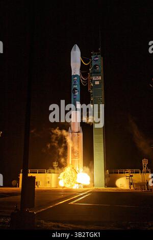 31 gennaio 2015 - Vandenberg Afb, California, Stati Uniti d'America - il razzo Delta II della United Launch Alliance con l'osservatorio passivo attivo Soil Moisture a bordo lancia la mattina presto allo Space Launch Complex 2 gennaio 31, 2015 presso la Vandenberg Air Force base, California. (Immagine di credito: © Bill Ingalls/Planet Pix via ZUMA Wire) Foto Stock