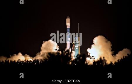 30 gennaio 2015 - Vandenberg Afb, California, Stati Uniti d'America - il razzo Delta II della United Launch Alliance con l'osservatorio passivo attivo Soil Moisture a bordo lancia la mattina presto allo Space Launch Complex 2 gennaio 31, 2015 presso la Vandenberg Air Force base, California. (Immagine di credito: © Bill Ingalls/Planet Pix via ZUMA Wire) Foto Stock